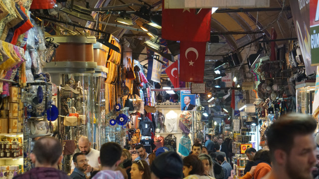Wisatawan memenuhi pasar Grand Bazaar, Turki. Foto: Aprilandika Pratama/kumparan