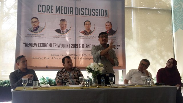 Diskusi Media terkait Review Ekonomi Indonesia Triwulan I dan Jelang Debat Capres ke-5 di Hongkong Cafe, Jakarta Pusat, Selasa (9/4). Foto: Abdul Latif/kumparan