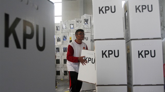Anggota Panitia Pemilihan Kecamatan (PPK) Padang Barat mengangkat kotak suara sebelum distribusikan ke Tempat Pemungatan Suara. Foto: ANTARA FOTO/Muhammad Arif Pribadi