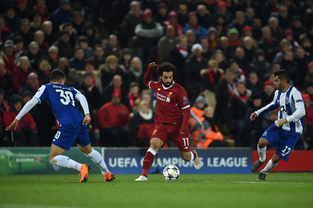 Mohamed Salah melindungi bola dalam laga Liverpool vs Porto. Foto: Paul Ellis/AFP