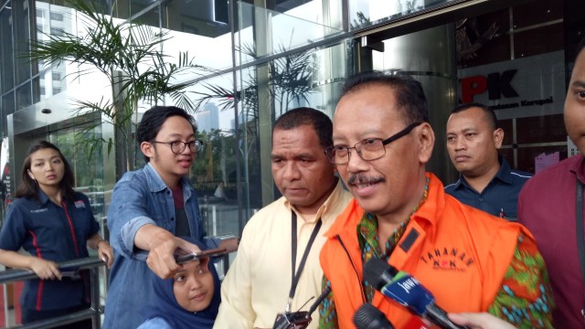 Mantan Sekertaris Daerah Malang, Cipto Wiyono bergegas usai resmi ditahan KPK. Foto: Aprilandika Pratama/kumparan