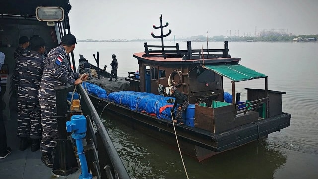 Koarmada I saat menangkap KM Sinar, penyelundup 38,76 ton bawang merah di perairan Aceh, Tamiang. Foto: Dok. Dispen Koarmada I