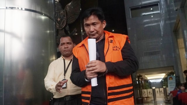 Tersangka Bowo Sidik Pangarso (kanan) usai menjalani pemeriksaan oleh penyidik KPK, Jakarta. Foto: Fanny Kusumawardhani/kumparan