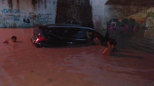 Sebuah mobil Pajero Sport hitam terjebak banjir di Underpass Kalinyamat Kulon, Kota Tegal, Selasa (9/4) petang