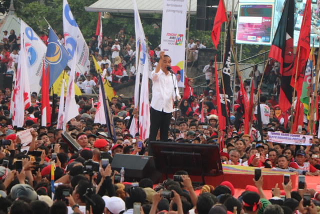 Calon presiden nomor urut 01, Joko Widodo, sedang melakukan orasi di hadapan ribuan massa yang berkumpul di Stadion Sriwedari, Solo, pada Selasa (9/4/2019). (Tara Wahyu N.V.)