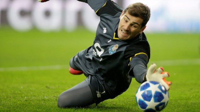 Iker Casillas melakukan penyelamatan di sebuah laga. Foto: REUTERS/Miguel Vidal