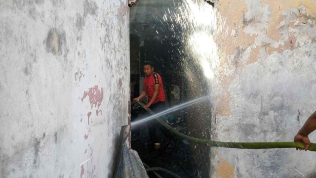 Petugas pemadam kebakaran saat berupaya memadamkan api. (Foto: Rizal Syam/cermat)
