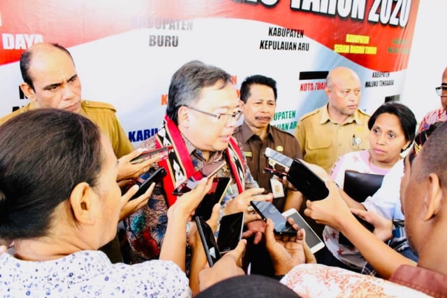 Menteri PPN/Kepala Bappenas Bambang Brodjonegoro saat memberikan keterangan kepada wartawan di Ambon, Selasa (9/4) (Foto:ambonnesia)