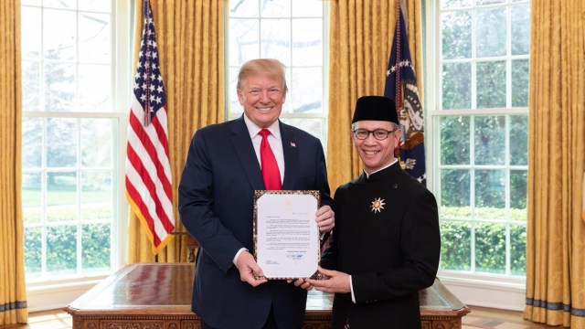 Duta Besar Indonesia untuk Amerika Serikat, Mahendra Siregar (kanan), temui Presiden Amerika Serikat, Donald Trump di Gedung Putih. Foto: Dok. KBRI Washington
