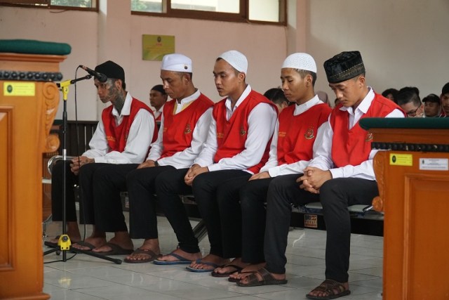 Tujuh terdakwa kasus pengeroyokan suporter Persija Jakarta. (Ananda Gabriel)