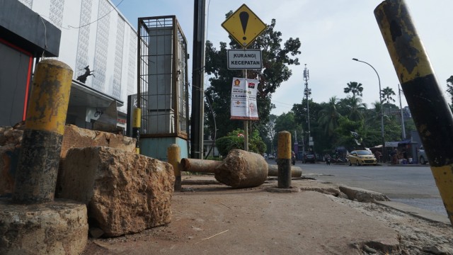 Kondisi jalur trotoar yang akan direvitalisasi di kawasan Kemang, Jakarta Selatan, Rabu, (10/4). Foto: Irfan Adi Saputra/kumparan