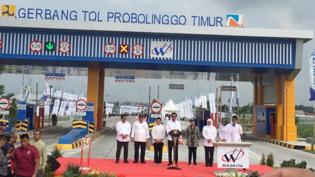 Presiden Joko Widodo (keempat kiri) memberikan sambutan saat peresmian gerbang tol Probolinggo Timur. Foto: Reki Febrian/kumparan