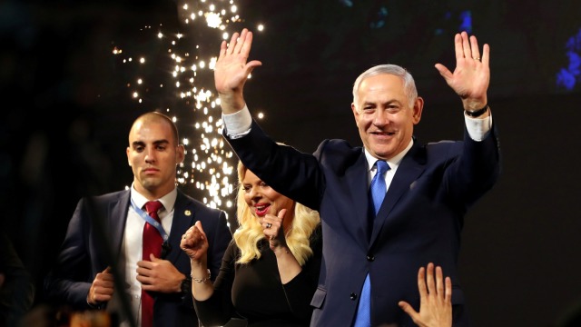 Perdana Menteri Israel, Benjamin Netanyahu menyapa pendukungnya usai memberikan jajak pendapat dalam pemilihan Parlemen Israel di markas besar partai di Tel Aviv, Israel, Rabu, (10/4). Foto: REUTERS / Ammar Awad