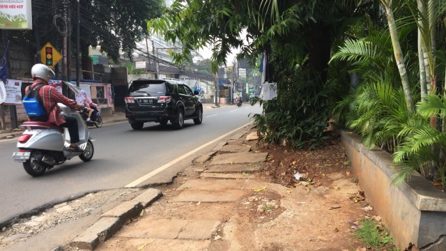 Kondisi trotoar di Jalan Kemang Raya dan Jalan Kemang I. Foto: Darin Atiandina/kumparan