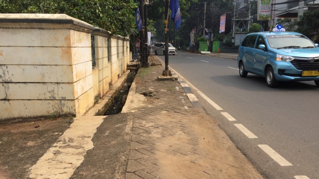 Kondisi trotoar di Jalan Kemang Raya dan Jalan Kemang I. Foto: Darin Atiandina/kumparan