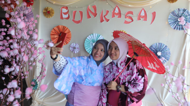 Dua pelajar Aceh memakai pakaian tradisional Jepang Kimono pada Festival Kebudayaan Jepang Bunkasai 2019 di Museum Tsunami Aceh, Minggu (7/4). Foto: Husaini/acehkini