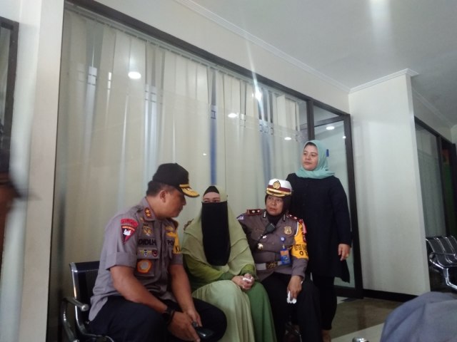 Kapolda Kalbar, Irjen Pol Didi Haryoni, berbincang dengan keluarga korban. Foto: Lydia Salsabila