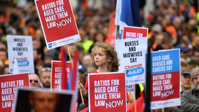 Sejumlah pekerja turun ke jalan tuntut kenaikan upah minimum di Melbourne, Australia. Foto: AFP/William WEST