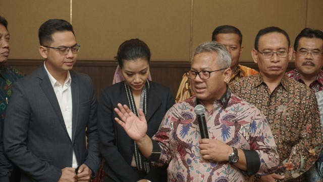 Ketua KPU Arief Budiman dalam acara Penandatanganan Pakta Integritas Panelis dan Moderator Debat V Capres-Cawapres di Hotel Sultan Foto: Nugroho Sejati/kumparan