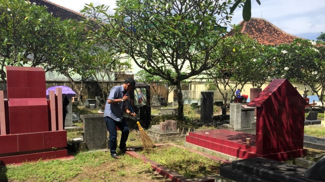 Suasana kegiatan bersih-bersih permakaman RS Bethesda, Mrican, Depok, Kabupaten Sleman, DIY. Foto: Arfiansyah Panji Purnandaru/kumparan