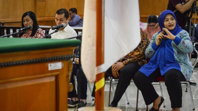 Terdakwa kasus dugaan suap perizinan Meikarta, Neneng Hasanah Yasin (kanan) saat menjalani sidang dengan agenda pemeriksaan terdakwa di Pengadilan Tipikor, Bandung, Jawa Barat, Rabu (10/4). Foto: ANTARA FOTO/Raisan Al Farisi