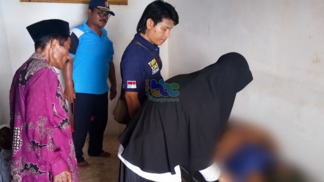 Petugas saat lakukan identifikasi jenazah korban Sujai (70), warga Desa Balongdowo Kecamatan Kepohbaru Bojonegoro, saat “ndaut” di sawah desa setempat. Rabu (10/04/2018)