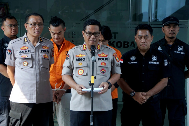 Artis FTV Agung Saga, tersangka penyalahgunaan narkotika saat konferensi pers di Polda Metro Jaya, Jakarta, Rabu (10/4). Foto: Irfan Adi Saputra/kumparan