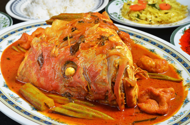 com-Seporsi kari kepala ikan — percampuran budaya dalam bentuk hidangan. Foto: Shutterstock