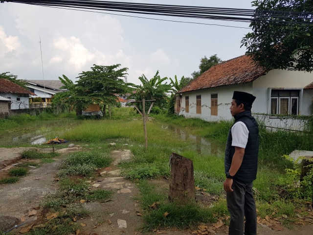 Bangunan yang pernah menjadi tempat tinggal Ibu kandung calon wakil presiden nomor urut 02, Sandiaga Uno, terdampak banjir luapan Sungai Cimanuk, Indramayu, Rabu (10/4). (Tomi Indra)