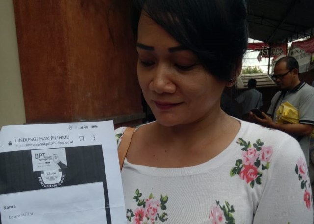 Laura Martini menunjukkan print out bahwa ia tak terdaftar di DPT, Rabu (10/4) - kanalbali/LSU