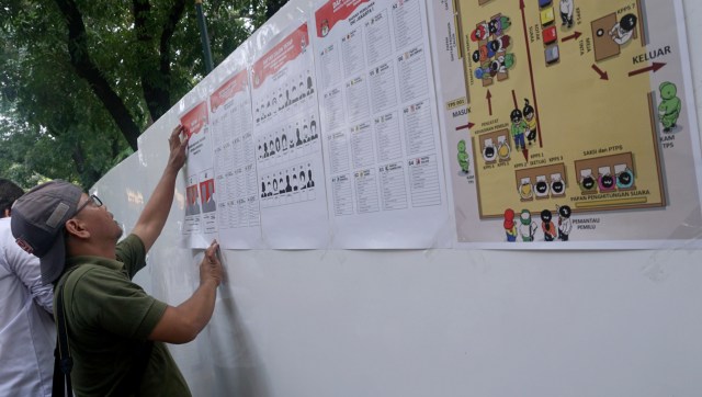 Warga mengikuti simulasi pencoblosan Pemilu 2019 di Taman Suropati, Jakarta, Rabu (10/4). Foto: Fanny Kusumawardhani/kumparan
