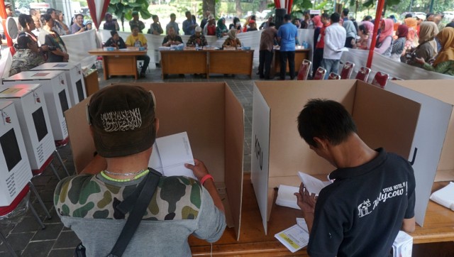 Warga mengikuti simulasi pencoblosan Pemilu 2019 di Taman Suropati, Jakarta, Rabu (10/4). Foto: Fanny Kusumawardhani/kumparan