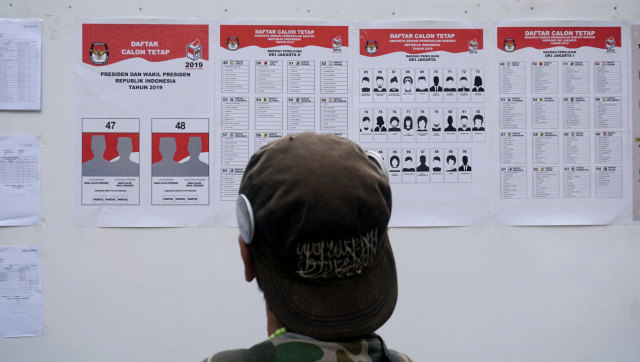Warga melihat daftar calon saat simulasi pencoblosan Pemilu 2019 di Taman Suropati, Jakarta, Rabu (10/4). Foto: Fanny Kusumawardhani/kumparan