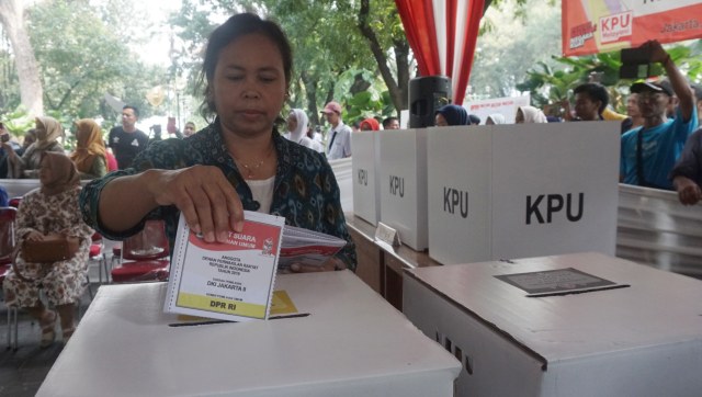 Warga mengikuti simulasi pencoblosan Pemilu 2019 di Taman Suropati, Jakarta, Rabu (10/4). Foto: Fanny Kusumawardhani/kumparan