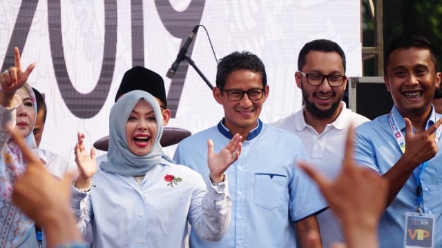 Cawapres nomor urut 02 Sandiaga Uno (tengah) bersama istrinya, saat kampanye di Istora Senayan, Jakarta, Rabu (10/4). Foto: Nugroho Sejati/kumparan