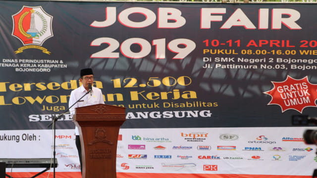Wakil Bupati Bojonegoro, Drs H Budi Irawanto MPd, saat beri sambutan acara Job Market Fair 2019 di di SMK Negeri 2 Bojonegoro. Rabu (10/04/2019)