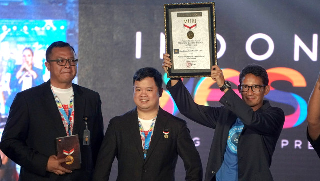 Sandiaga Uno memecahkan rekor Muri di acara Indonesia Young Entrepreneur Summit 2019 di Istora Senayan, Jakarta, Rabu (10/4). Foto: Nugroho Sejati/kumparan