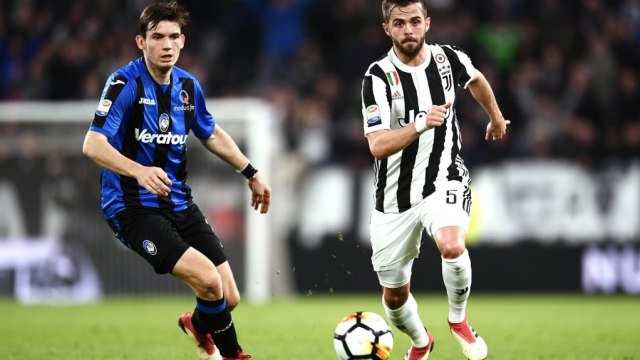 Gelandang Atalanta, Marten de Roon (kiri) kala berhadapan dengan Juventus. Foto: MARCO BERTORELLO / AFP