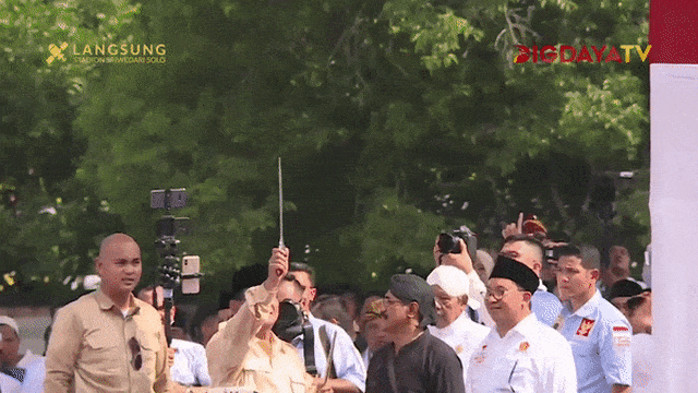 Massa Teriakkan ‘Jokowi Tumbang’ saat Prabowo Cium Keris di Solo. Foto: DigdayaTV