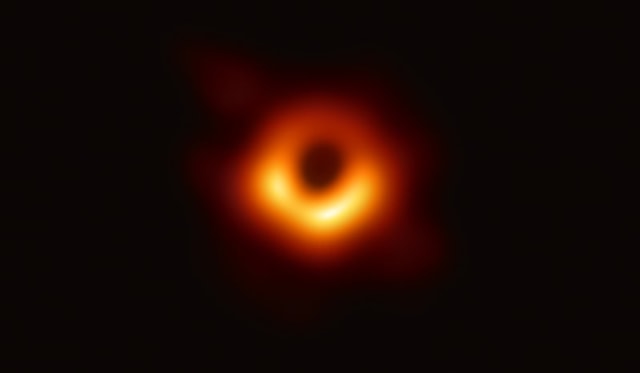 Ini penampakan black hole pertama yang berhasil diabadikan umat manusia. Gambar ini diambil dengan bantuan delapan teleskop berbeda yang tersebar di seluruh dunia. Foto: Event Horizon Telescope (EHT)