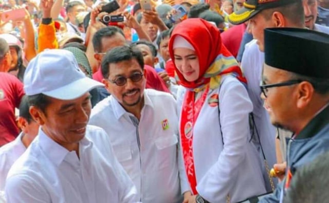 Capres Jokowi menyapa warga Probolinggo didampingi Ketua TKD Jawa Timur Irjen Pol (Purn) Machfud Arifin dan Ketua Pertiwi Jatim, Lita Machfud Arifin
