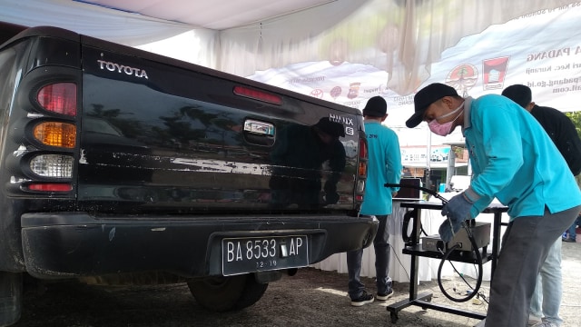 Petugas DLH Kota Padang uji emis terhadap kendara di parkiran Taman Makam Pahlawan Kusuma Negara Padang, Rabu (10/04). (Irwanda)
