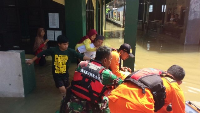 Evakuasi korban banjir Bandung selatan. (Dok SAR Bandung)