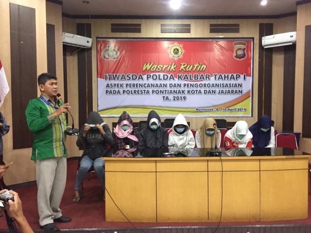 Komisioner KPPAD Kalbar, Alik Rosyad, mendampingi para saksi dan tersangka pada konferensi pers di Polresta Pontianak, Rabu (10/4). Foto: Dok Hi!Pontianak  