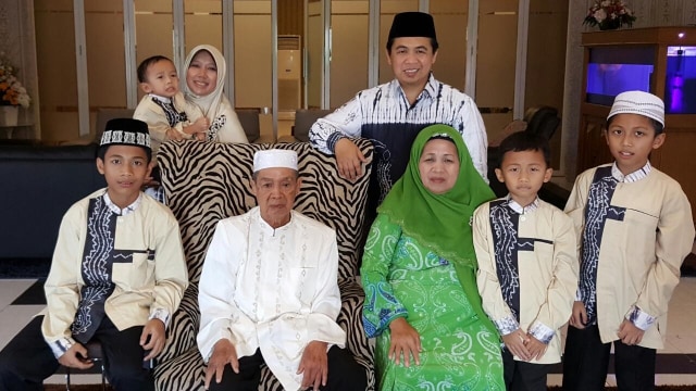 Almarhum H Panderi (depan dua dari kiri), istri, dan keluarga Ibnu Sina. Foto: istimewa