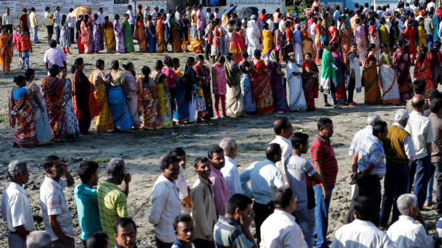 Warga berbaris menunggu giliran untuk memberikan suara mereka saat pemilihan umum di distrik Alipurduar, India. Foto: REUTERS/Rupak De Chowdhuri