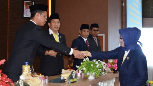 Wakil Bupati Barito Kuala (Batola) H Rahmadian Noor (kiri) ketika rapat paripurna DPRD Batola, Rabu (10/4). Foto: Humpro Batola