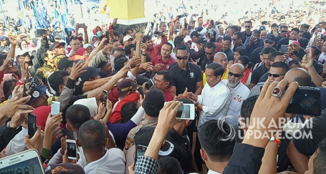 Jokowi sedang bersalaman dengan masyarakat saat akan menuju Gedung Pusbangda. Foto: SukabumiUpdate.com