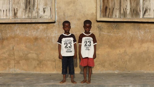 Anak-anak kembar di Igbo Ora. Foto: REUTERS/Afolabi Sotunde