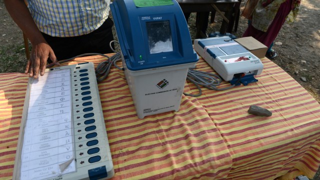 Mesin Electronic Voter Verifiedable Paper Audit Trail (VVPAT) (kiri) dan Electronic Voting Machine (EVM) alat yang digunakan untuk pemilu di India Foto: AFP/DIPTENDU DUTTA